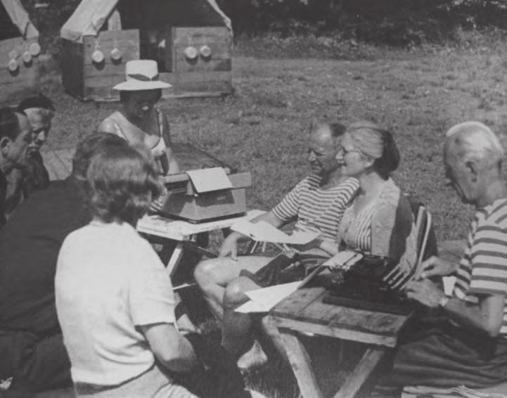 322 Soudobé dějiny XXIV / 3 Porada terapeutů a vyléčených i aktuálních pacientů při společném pobytu v Dobronicích v roce 1967 (repro z publikace Jaroslava Skály Lékařův maraton: Ber a dávej.