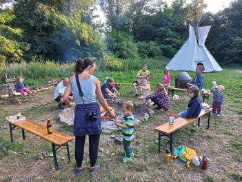 přespáním na klubovně, kde jsme si ještě promítli před spaním pohádku. V sobotu se děti vracely domů s plnýma rukama výrobků, s dobrou náladou a vzpomínkami na společně strávený čas.