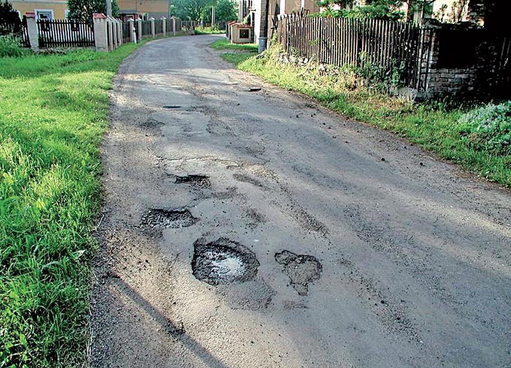 Ztráta hmoty Výtluky Pokračuje-li hloubková koroze, dochází ke ztrátě hmoty celých vrstev. Při lokálním výskytu se vytvoří výtluk.