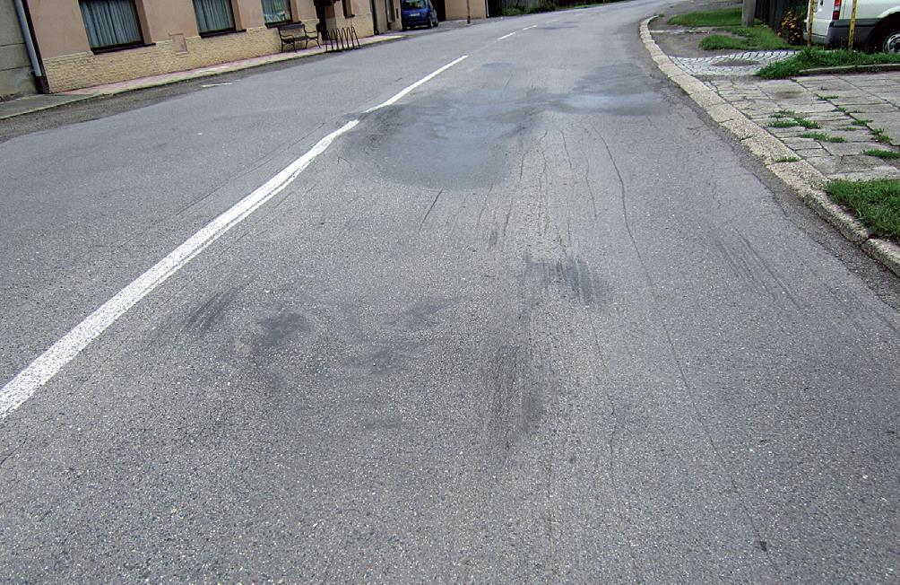 Deformace Plošné deformace vozovky Nepravidelné střídání hrbolů a prohlubní, zasahuje do všech konstrukčních vrstev a podloží.