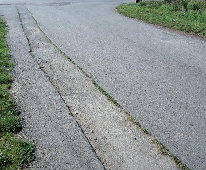 bobtnáním nevhodných materiálů, prorůstáním kořenů stromu apod.