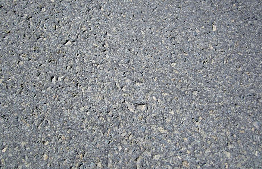 Ztráta hmoty Kaverny v povrchu vozovky Malé jamky vzniklé po chybějících hrubých zrnech kameniva.
