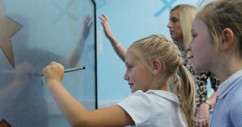 INTERAKTIVNÍ TABULE OVĚŘENÁ KVALITA INTERAKTIVNÍCH TABULÍ ACTIVBOARD TOUCH ActivBoard není jen obyčejnou psací či promítací plochou, na kterou je možno čas od času přetáhnout nějaký objekt.