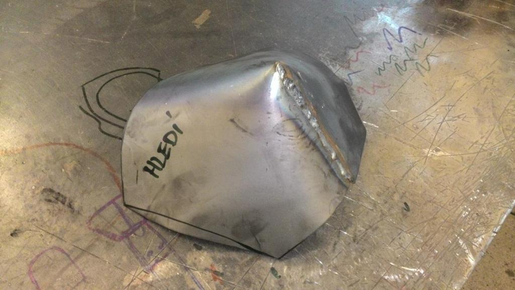 Výroba hledí Hledí této helmy je zhotovené z jednoho kusu oceli.