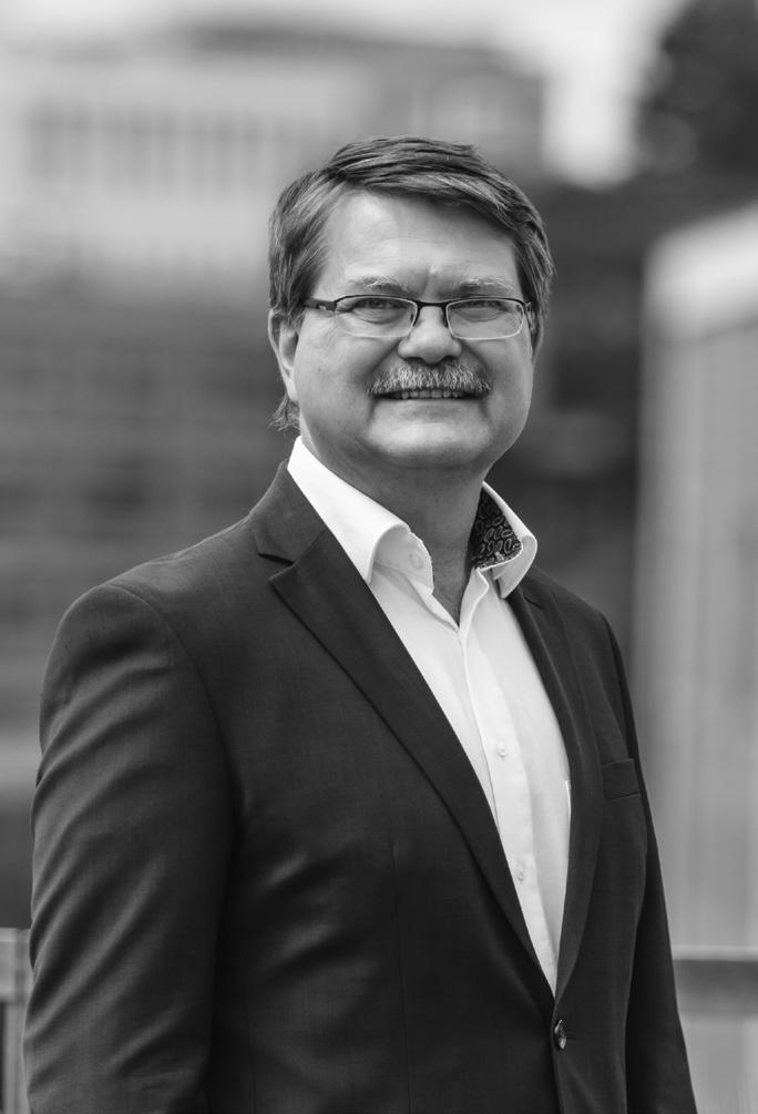 2.3.3 ŘEDITEL DIVIZE OUTSOURCING MIROSLAV ŠTEFFEK (* 1965) Jaké je vaše vzdělání? Vysokoškolské. Inženýrské. Vysoká škola strojní a elektrotechnická v Plzni, obor technická kybernetika.