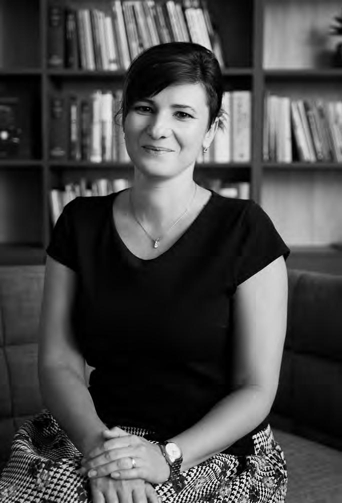 2.4.4 MANAŽER SEKCE GLOBAL DELIVERY ALENA DŽURDŽENÍKOVÁ (* 1983) Jaké je vaše vzdělání? Vysokoškolské. Západočeská univerzita v Plzni, obor informatika a statistika na Fakultě aplikovaných věd.