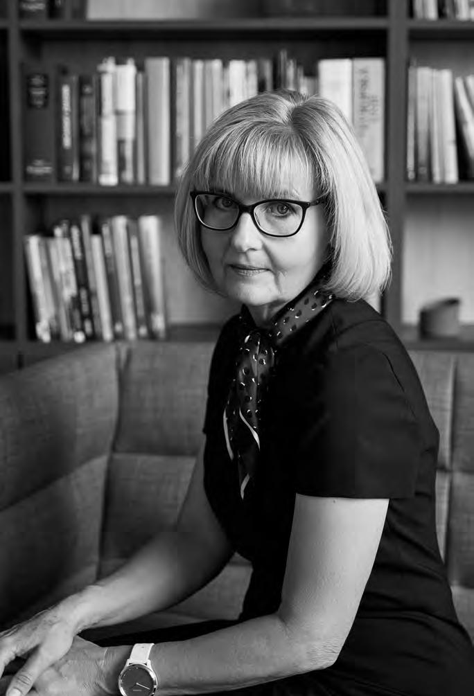 2.4.6 MANAŽER BACK OFFICE DANA DRÁBKOVÁ (*1963) Jaké je vaše vzdělání? Středoškolské. Obor všeobecná ekonomika. Jak dlouho působíte ve společnosti Od roku 2006 tj. 15 let.