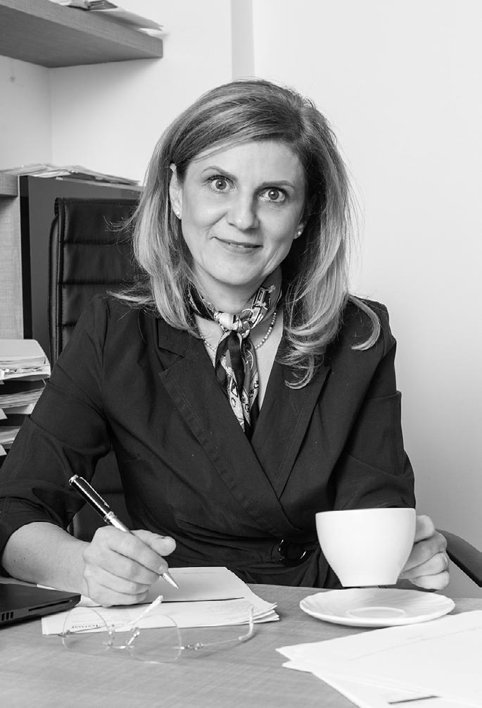 2.6.5 RUMUNSKO MADALÍNA MICHAELA BORSOS (* 1975) Jaké je vaše vzdělání? Vysokoškolské. Fakulta právních a správních studií, Univerzita Dimitrie Cantemir Bukurešť.