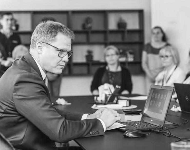 3.1 ZÁKLADNÍ STATISTICKÉ ÚDAJE O ZAMĚSTNANCÍCH Muži / ženy 38 % / 62 % Věkový průměr 43 let Vzdělání VOŠ, SOŠ 55 % Vzdělání VŠ 45 % Čechy kmenoví, OSVČ, dohodáři 148 Slovensko kmenoví, dohodáři 30