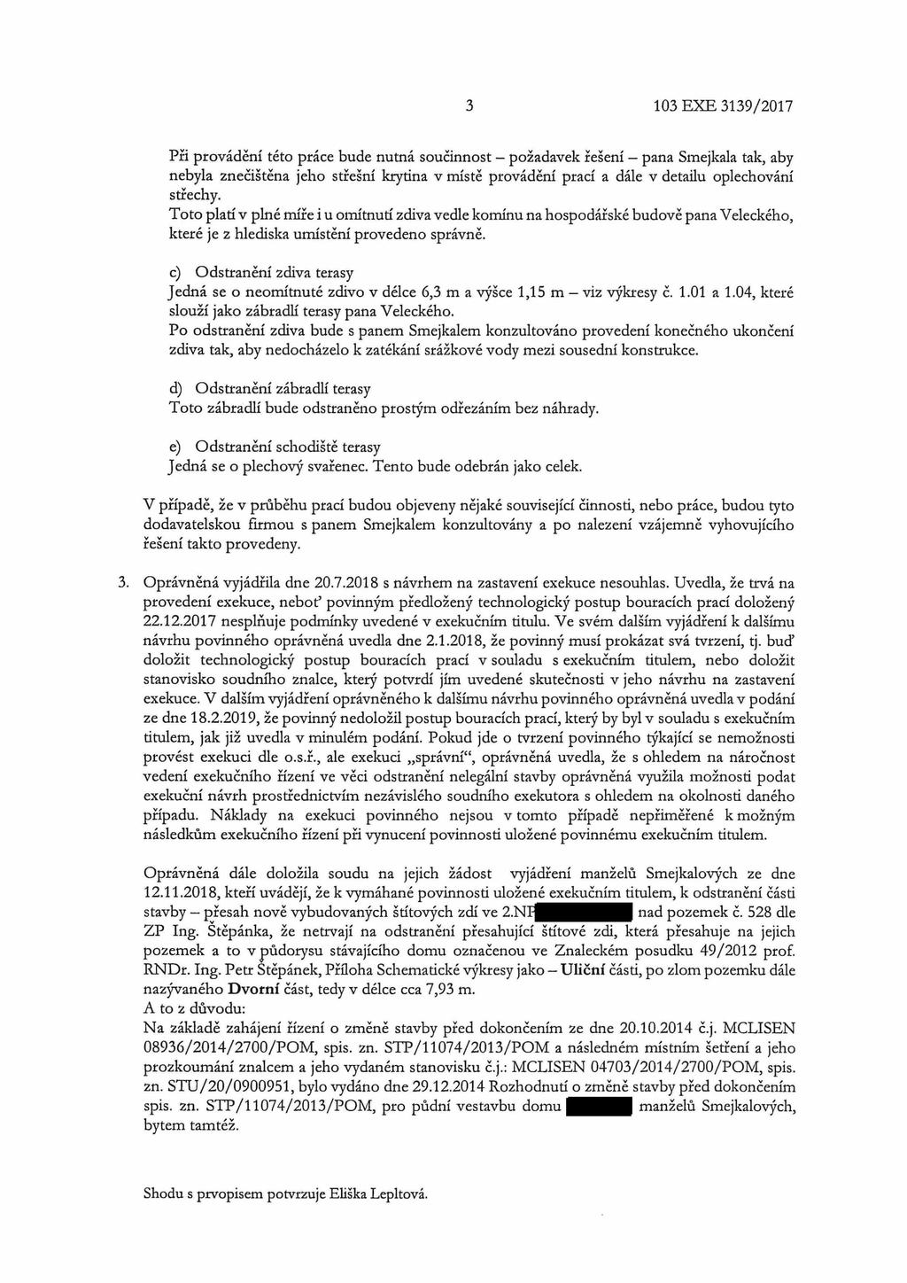 3 103 EXE 3139/2017 Při provádění této práce bude nutná součinnost - požadavek řešení - pana Smejkala tak, aby nebyla znečištěna jeho střešní krytina v místě provádění prací a dále v detailu