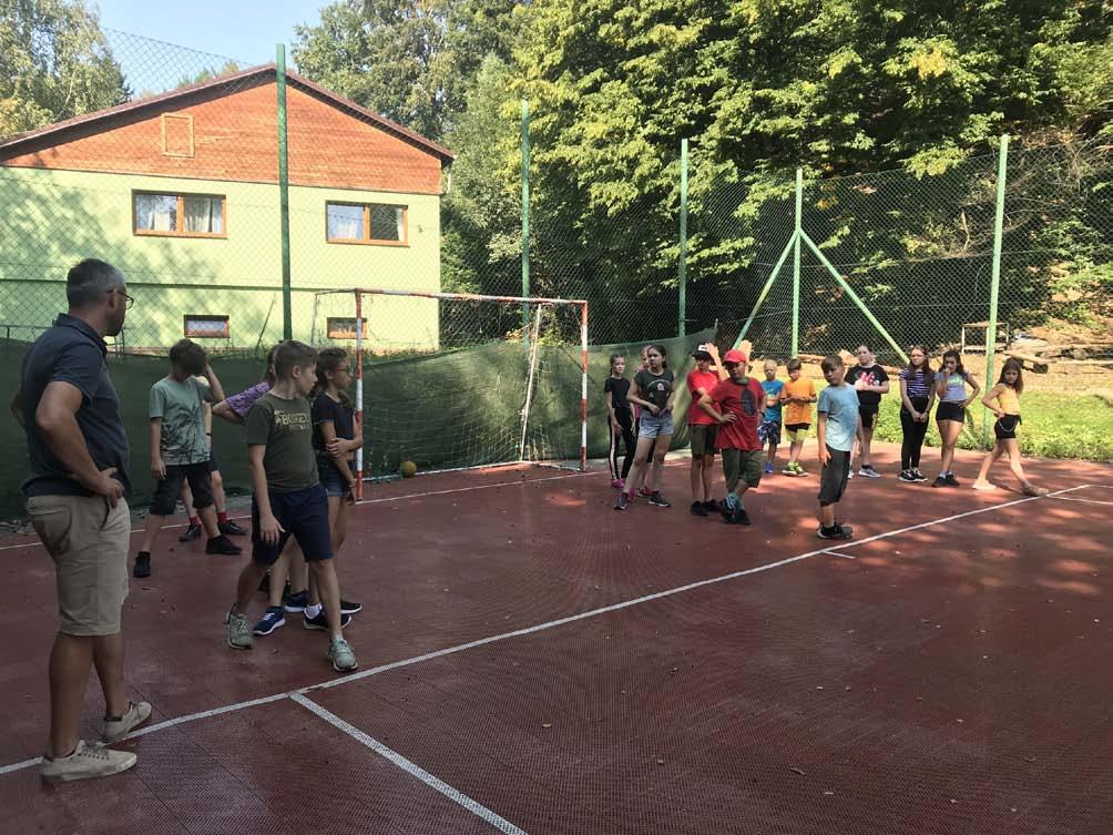 Adaptační pobyt šestého ročníku Myšinec, Budišovice V průběhu měsíce září se žáci šestého ročníku po jednotlivých třídách postupně vydali na adaptační pobyt, pod vedením svých třídních učitelek,