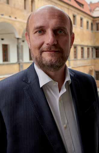 (46) je advokátem a zakládajícím partnerem pražské advokátní kanceláře CERHA HEMPEL Kališ & Partners narozen v Ostravě, ženatý, dvě děti, žije v Praze studoval Právnickou fakultu Univerzity Karlovy v