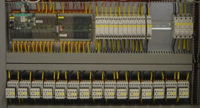 řídicí systém predikuje předpokládanou disponibilní energii a připravuje plán provozu jednotlivých spotřebičů, tak aby vždy byly uspokojeny požadavky na provoz domácnosti i s optimálně zvolenou