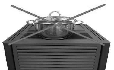 To operate correctly, the stove must work with the pellet hopper door always closed; should it remain open for more than 90 seconds, the stove switches off.