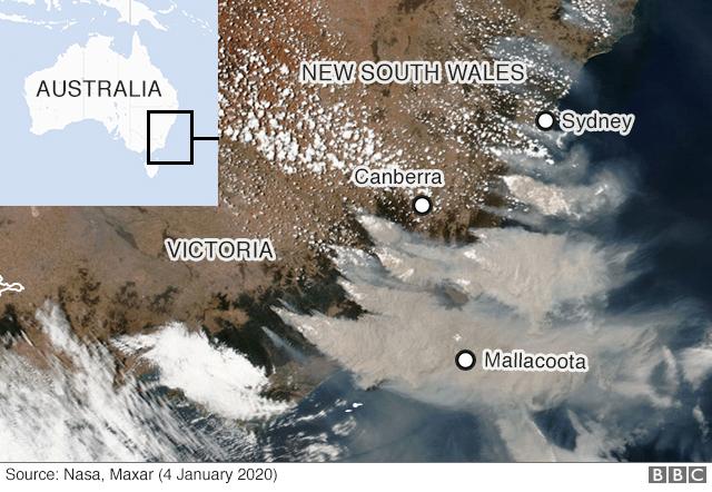 16 Prohlédni si satelitní snímek zachycující kouř nad australským pobřeží v době požárů a doplň text.
