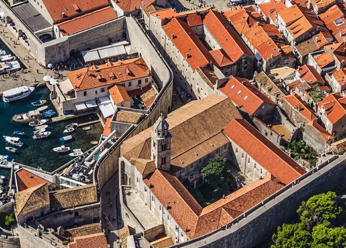 Procházka Stradunem vás odvede k četným historickým objektům jakým je Knížecí palác, chrám sv.