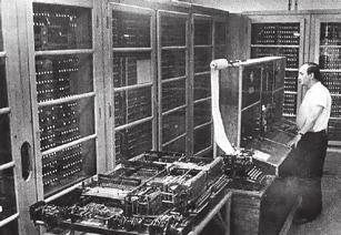 Základy výpočetní techniky Stručná historie výpočetní techniky Lidé jsou vynalézaví, a proto se snaží ulehčit případně zautomatizovat neustále se opakující výpočetní operace. Počátkem 40. let 20.