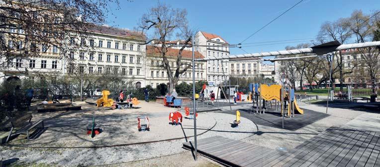 Vyhrají si na nich malé i větší děti a pokud je už herní prvky nebudou bavit, mohou se povozit na lanové dráze specialitě tohoto hřiště.