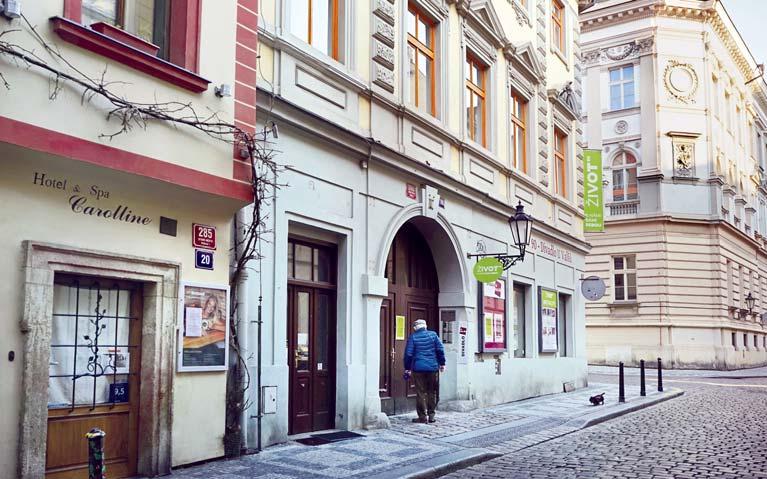 V hostinci U Valšů na rohu Betlémské a Poštovské ulice (dnes Karoliny Světlé 286/18) panovala v neděli 4. prosince skvělá nálada. Ostatně jako vždy poslední den týdne.