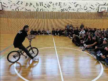 179 V prvním pololetí se podařilo realizovat velmi zajímavou besedu s Mistrem Světa v BMX Dominikem Nekolným, který se dlouhodobě věnuje svému projektu protidrogových přednášek doplněných ukázkami