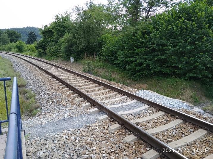 strany obce. Jak již bylo zmíněno, následující fakt je způsoben tím, že se nejbližší železniční přejezd nachází přes 200 m od zastávky.