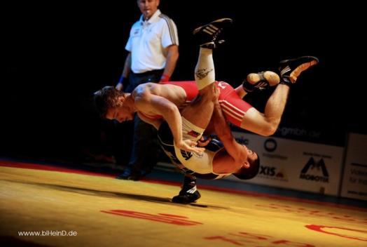 Výhodou zápasů je možnost účasti všech možný bojových umění a sportů a následná možnost jejich porovnání. Obrázek 2 Zápas MMA Zdroj: http://tsk.
