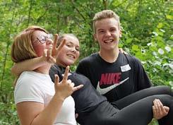 Dandová, Nikol Coubalová, Sandra Bukačová, Michaela Sojková a Natálie Tučímová Prostřední řada zleva: Marek Mann (třídní učitel), Ivan Dobrev, Vít Vinduška, Tomáš Cerman, Julie Chramostová, Anežka