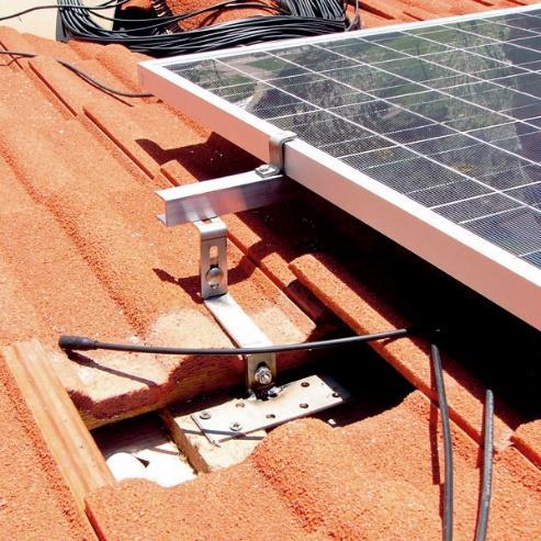 8. Solární panely Solární panel je nutné na střeše pečlivě uchytit, aby vydržel například poryvy větru nebo tíhu sněhu. Například sedlové střechy se nejčastěji skládají z dřevěných konstrukcí, tzv.