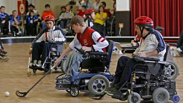 Obr. 52 Florbal na elektrických vozíčcích RUGBY VOZÍČKÁŘŮ Quadrugby nebo wheelchair rugby vymysleli v roce 1979 v kanadském Winipegu dva kvadruplegici.