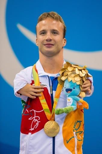 Arnošt Petráček (*25. 7.1991) v Písku. Český reprezentant v plavání. Od narození má vrozenou vadu horních i dolních končetin.