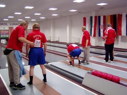 Bowling Hraje se na klasické dráze s upravenými pravidly a za přítomnosti asistenta. Obr.