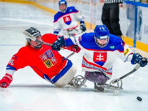 Obr. 31 Zápas v parahokeji Parahokej http://saltlake2002.paralympic.