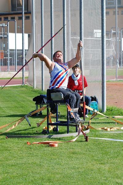 Obr. 42 Hod oštěpem Dráhové disciplíny Sprinty na 100m, 200m, 400m, střední tratě na 800m, 1 500m a vytrvalostní tratě na 5 000m, 10 000m, maratón a štafetové závody na 4 krát 100m, 4 krát 400m.