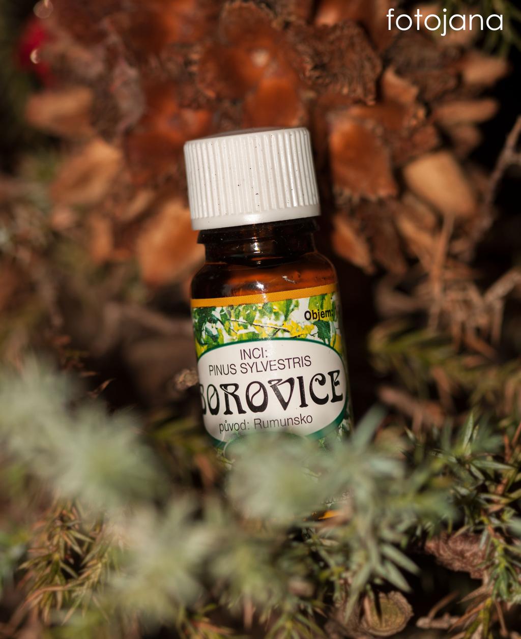 Esenciální olej Borovice má antibakteriální a protiinfekční účinky, výborně působí proti kašli, pomáhá při zánětech močových cest, posiluje při únavě.
