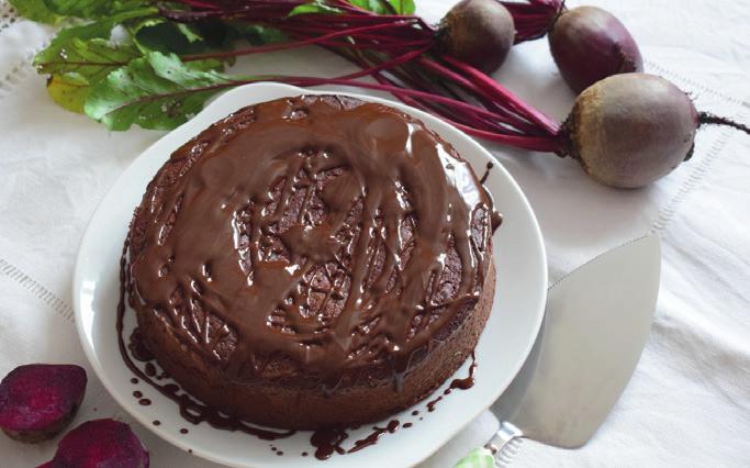 POSVAČÍME koláč z červené řepy Ingredience: 250 gramů pečené řepy, 3 vajíčka, 100 gramů rozehřáté čokolády, 150 gramů rozehřátého másla, 200 gramů cukru, 200 gramů polohrubé mouky, 2 lžíce kakaa, 1