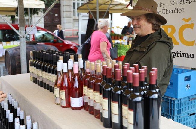 Vítězem vinobraní je Vinařství rodiny Machových Petr Mach vede vinařství spolu s bratrem a nejmladším synem. Od návštěvníků letošního Vinohradského vinobraní dostal jejich sortiment nejvíce hlasů.