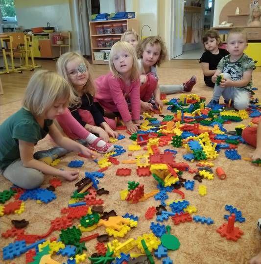 Modrásci v rámci třídního projektu Moje město navštívili klášter. Děti z Logo třídy byly v městské knihovně. V DDM Kopretina, jsme tvořili z keramické hlíny vánoční překvapení. 12.