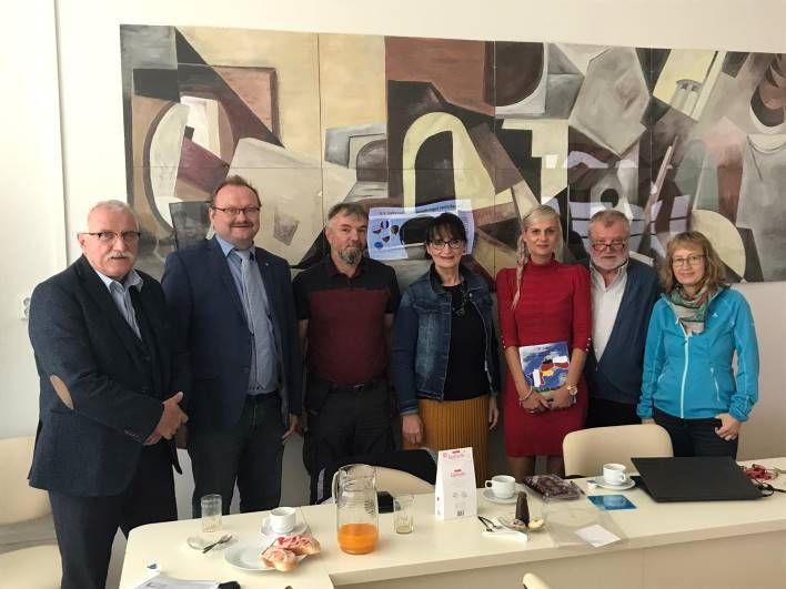 Před rekonstrukcí žáci přecházeli přes parkoviště a proplétali se mezi stojícími, jedoucími či parkujícími auty.