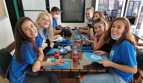 Pod oběma vzrostlými stromy bude vysázena tráva, květiny a vytvořeno místo pro odpočinek. Dokončení parkoviště zbrzdila přeložka plynu, ke které muselo na třech místech dojít.