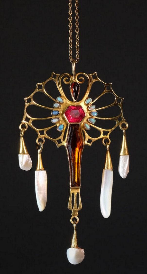 * Více než 100 let starý secesní závěs s opály, perlami a syntetickými drahokamy získalo do svých sbírek Muzeum Českého ráje v Turnově.