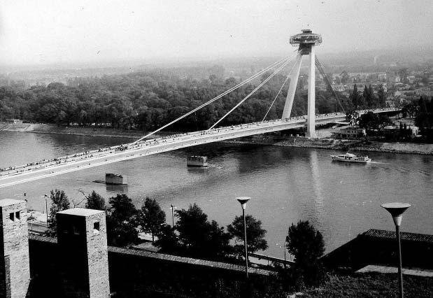 345 Vědět a stavět Most Slovenského národného povstania s městskou magistrálou přes Dunaj a otáčející se vyhlídkovou restaurací, postavený v letech 1967 1972 podle projektu Milana Beňušky, se stal