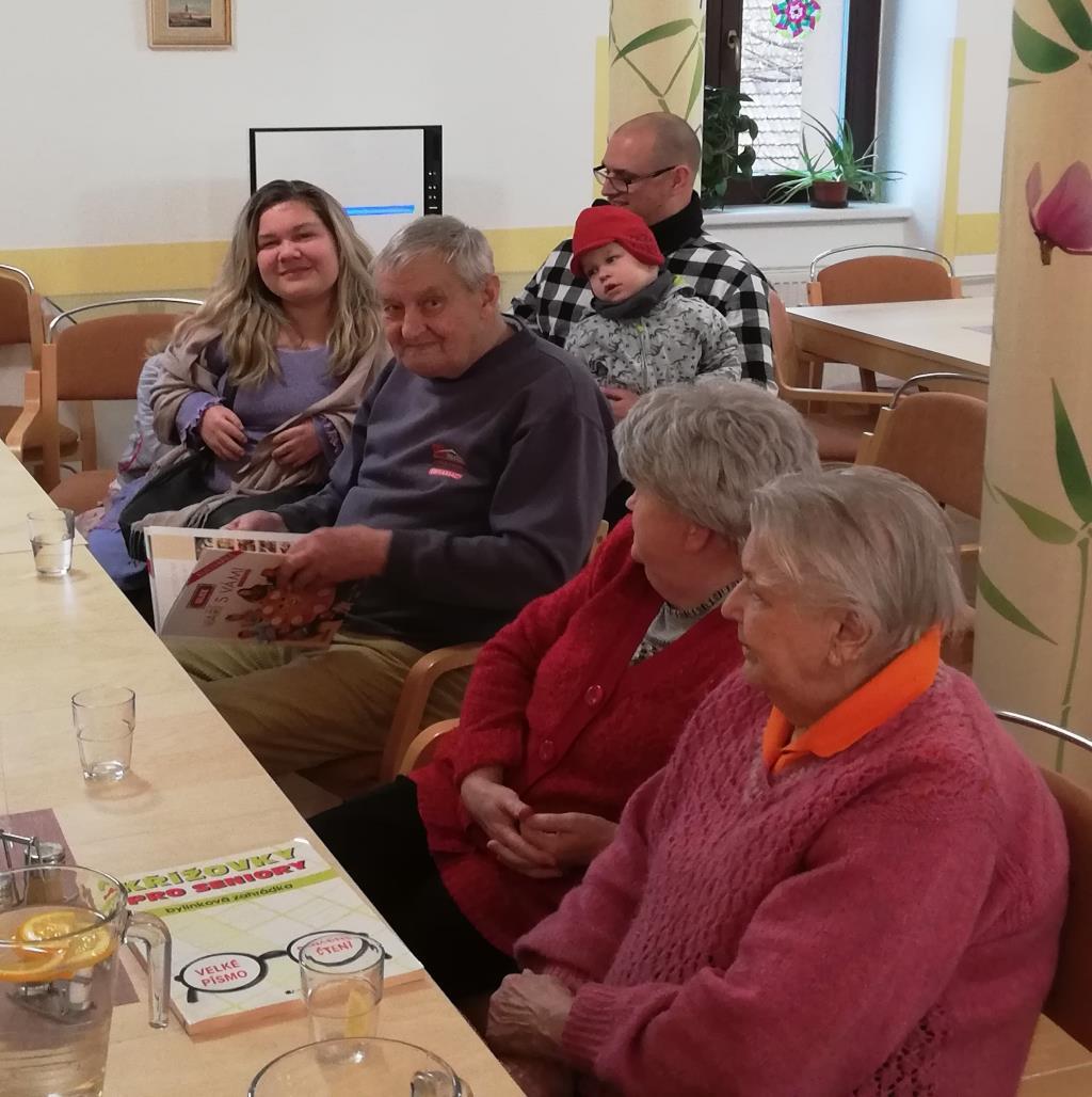 K vánocům patří i pečení vánočního cukroví. Protože rády předáváme zkušenosti mladším, domluvily jsme se s učitelkami družinářkami ze Základní školy Buštěhrad a naplánovaly pečení vánočního cukroví.