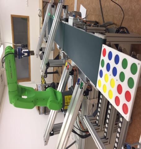 Obrázek 4-2: Experimentální pracoviště [23] Spolupracující robot CR-7iA/L na experimentálním pracovišti je schopný provádět různé druhy manipulací a zjištění umístění barevných hliníkových puků na