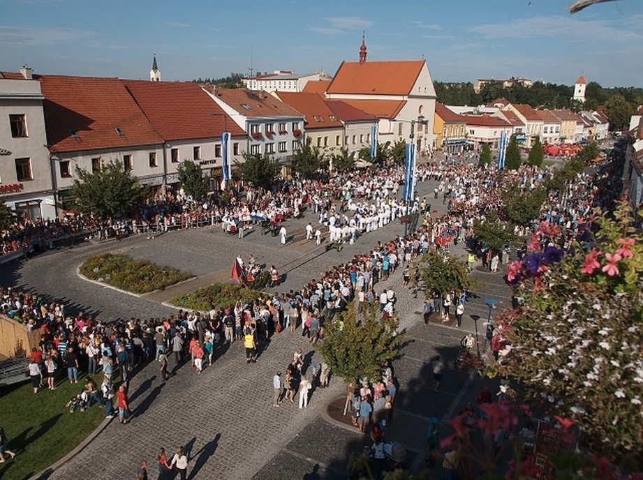 Obr. 7 Masarykovo náměstí v průběhu SR Slavnost Slovácký rok v Kyjově je hojně navštěvována domácími i zahraničními diváky (Obr.