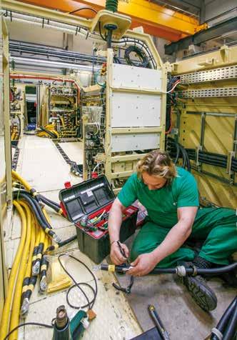 Výroba lokomotivy řady 380 v plzeňské Škodě Transportation Na výrobě a vývoji ŽKV se podílí řada profesí, hlavně však elektrotechnici Po výrobě musí vlaky ke zkouškám.