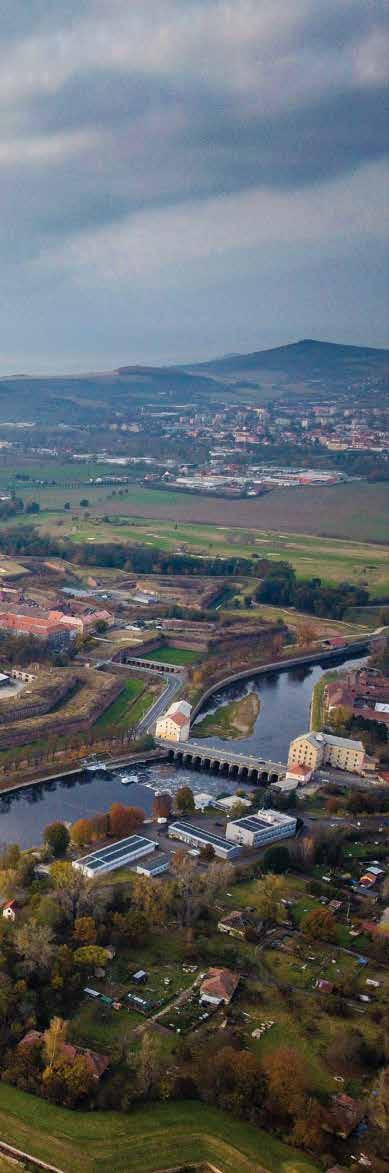 Začátek vlečky na ústeckém zhlaví stanice Bohušovice nad Ohří. Dále k Terezínu jsou koleje vytrhány hodiny kratší. Nepomohlo ani počasí léto i podzim 1942 byly suché, podloží si nemohlo řádně sednout.