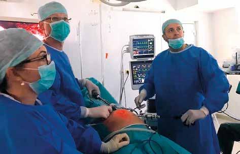 Eduarda Csekesa (tretí zľava) sa uskutočnila inovatívna laparoskopická operácia pruhu Inovatívnu techniku v operácii pruhov operovaní pacienti boli už na druhý deň v brušnej stene, ktorá sa zatiaľ na