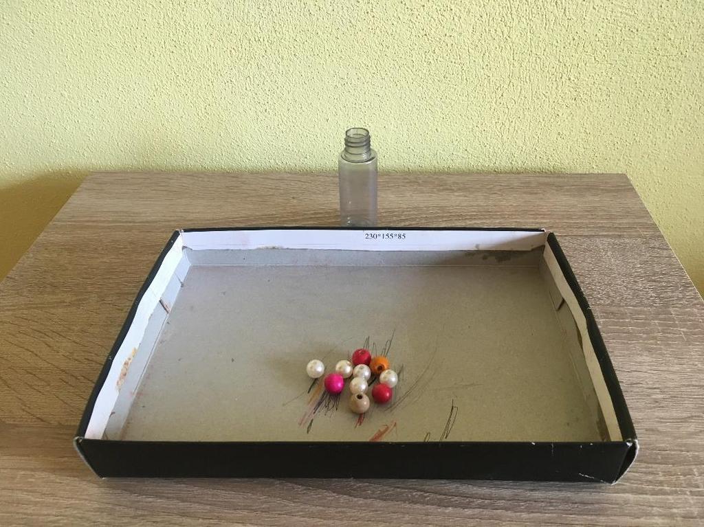 Obrázek 2: Korálky do lahvičky Žákovi jsme dali pokyn: Dej všechny korálky jeden po druhém do lahvičky.