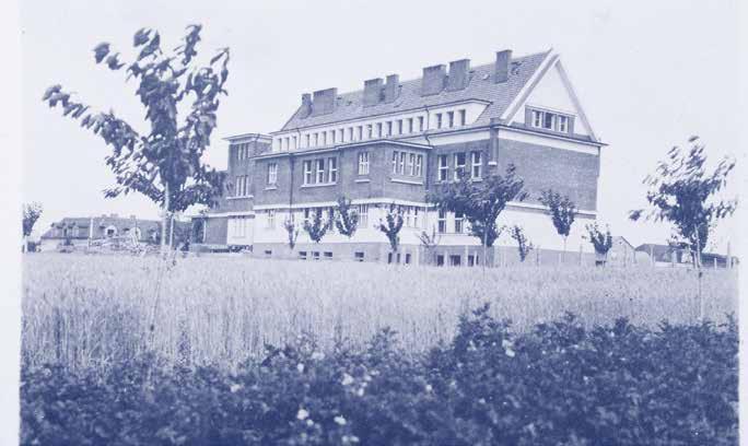 ZÁKLADNÍ ŠKOLA Josefem Humlem za účasti četných hostí první suchdolská škola, nazvaná podle prvního prezidenta Československé republiky Masarykovou obecnou školou v Suchdole.