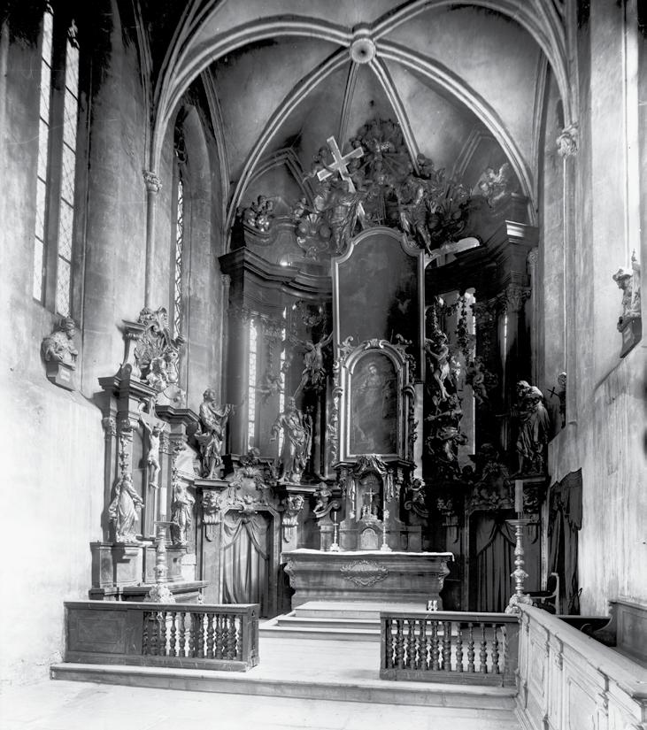 Historie Pohled do interiéru kostela sv. Apolináře, Jindřich Eckert (kolem roku 1895), ze sbírky Archivu hl. m. Prahy. Podoba presbytáře po instalaci vnitřního zařízení z kostela na Karlově.